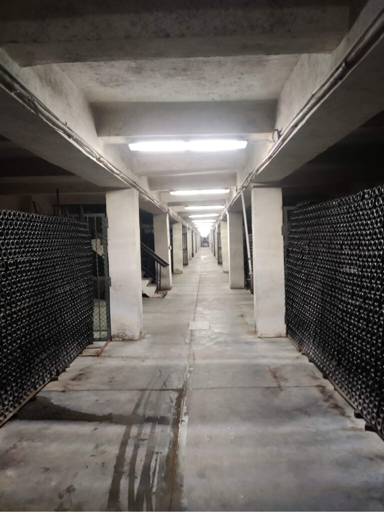 Винные бутылки в тоннелях винодельни Абрау-Дюрсо