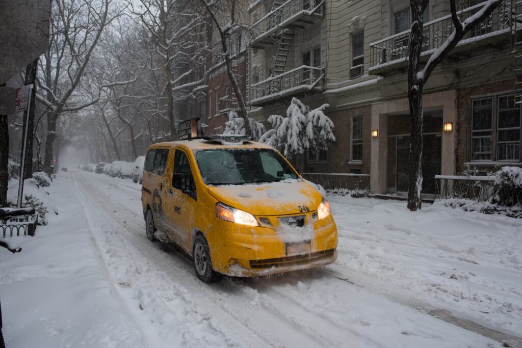 Заказ такси в снегу на новый год